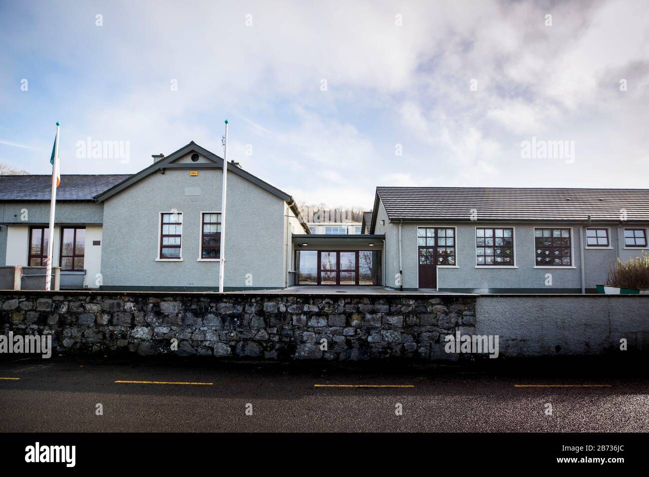 L'école nationale mixte Dularcy de la République d'Irlande, qui se trouve à moins de six kilomètres de la frontière avec l'Irlande du Nord, a fermé ses portes à toutes les autres écoles de la République d'Irlande pour aider à prévenir la propagation du coronavirus. Banque D'Images