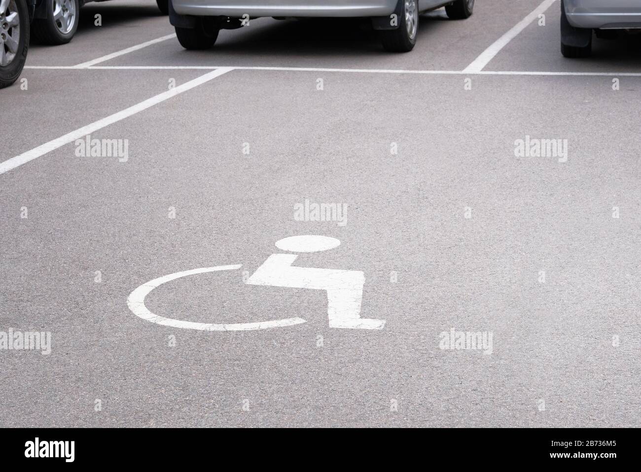 Permis de stationnement pour personnes handicapées sur la route asphaltée. Symbole de marquage de route sur route. Banque D'Images