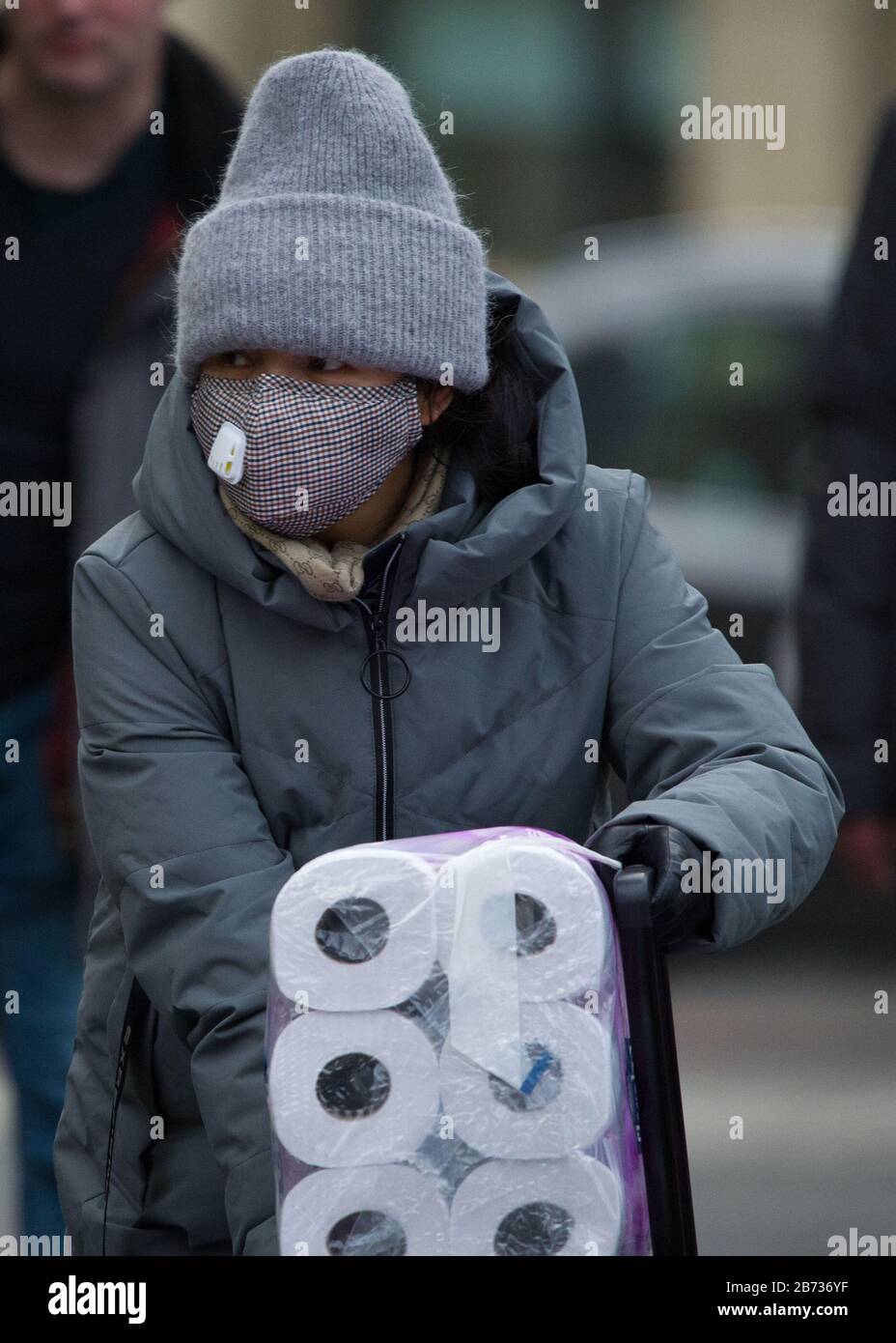 Édimbourg, Royaume-Uni. 13 mars 2020. Photo: Les gens vu sur le Royal Mile à Edimbourg avec un paquet de papier de toilette pare-chocs, en raison de l'achat de panique car les magasins rationnement maintenant la fourniture et l'achat de papier de toilette et tous les jours des consommables en raison de la cause de Coronavirus. Crédit : Colin Fisher/Alay Live News Banque D'Images