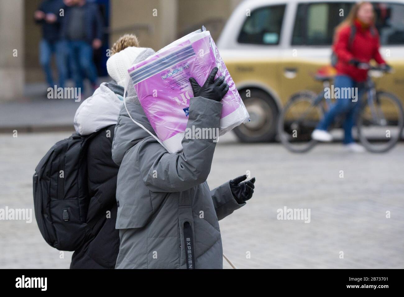 Édimbourg, Royaume-Uni. 13 mars 2020. Photo: Les gens vu sur le Royal Mile à Edimbourg avec un paquet de papier de toilette pare-chocs, en raison de l'achat de panique car les magasins rationnement maintenant la fourniture et l'achat de papier de toilette et tous les jours des consommables en raison de la cause de Coronavirus. Crédit : Colin Fisher/Alay Live News Banque D'Images