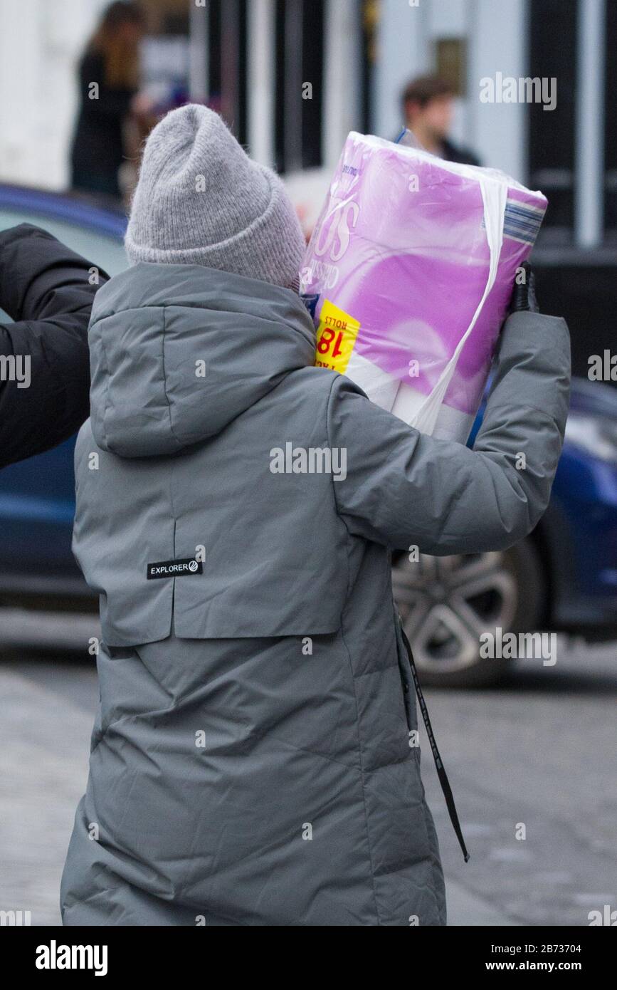 Édimbourg, Royaume-Uni. 13 mars 2020. Photo: Les gens vu sur le Royal Mile à Edimbourg avec un paquet de papier de toilette pare-chocs, en raison de l'achat de panique car les magasins rationnement maintenant la fourniture et l'achat de papier de toilette et tous les jours des consommables en raison de la cause de Coronavirus. Crédit : Colin Fisher/Alay Live News Banque D'Images