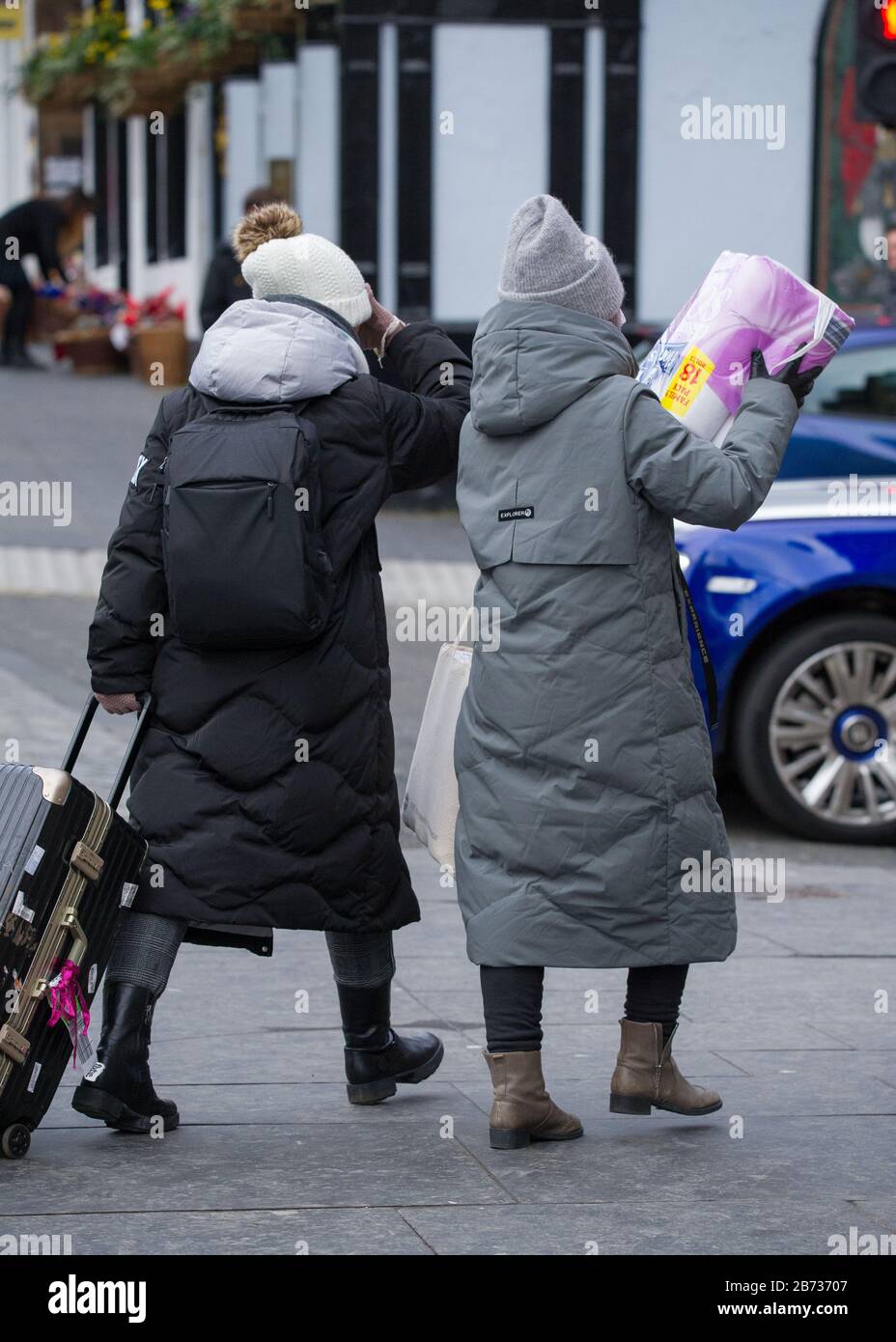 Édimbourg, Royaume-Uni. 13 mars 2020. Photo: Les gens vu sur le Royal Mile à Edimbourg avec un paquet de papier de toilette pare-chocs, en raison de l'achat de panique car les magasins rationnement maintenant la fourniture et l'achat de papier de toilette et tous les jours des consommables en raison de la cause de Coronavirus. Crédit : Colin Fisher/Alay Live News Banque D'Images