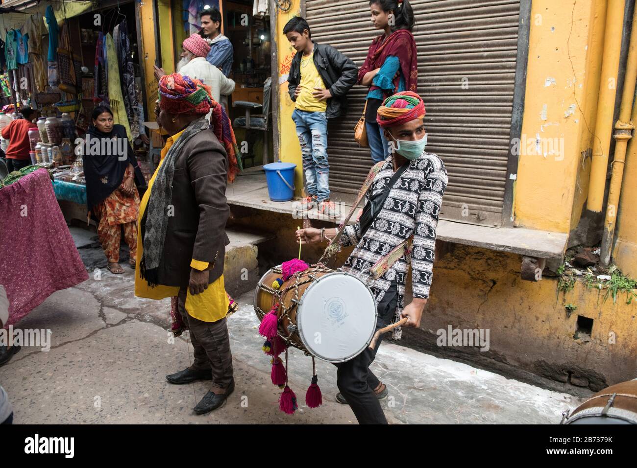 Vrindivan, Uttar Pradesh, Inde: Homme portant un masque de visage pendant une procession comme prévention contre la propagation de l'épidémie de coronavirus COVID-19. Banque D'Images