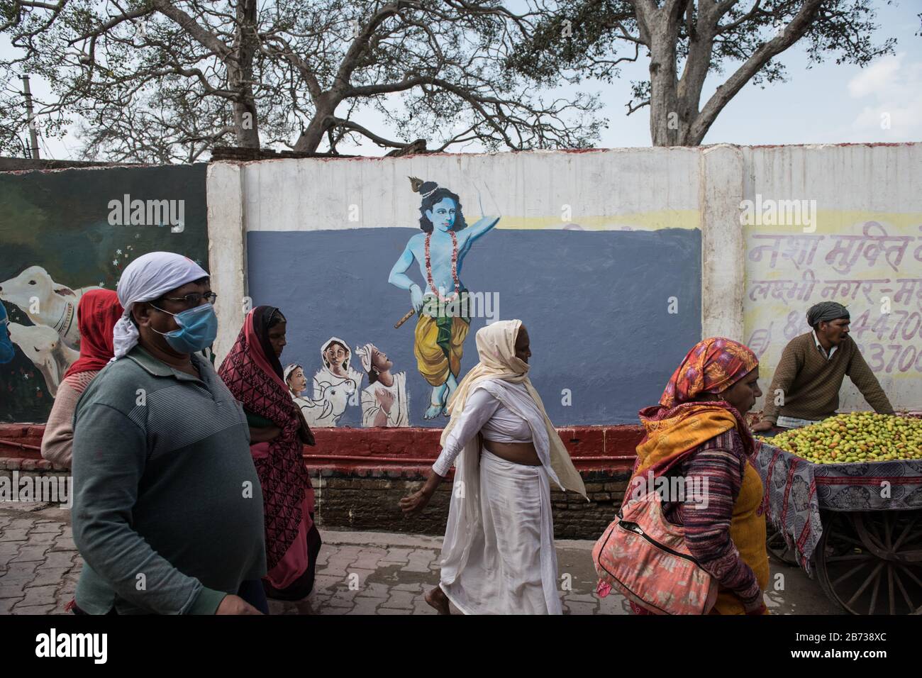 Vrindivan, Uttar Pradesh, Inde: Homme portant un masque de visage pendant une procession comme prévention contre la propagation de l'épidémie de coronavirus COVID-19. Banque D'Images