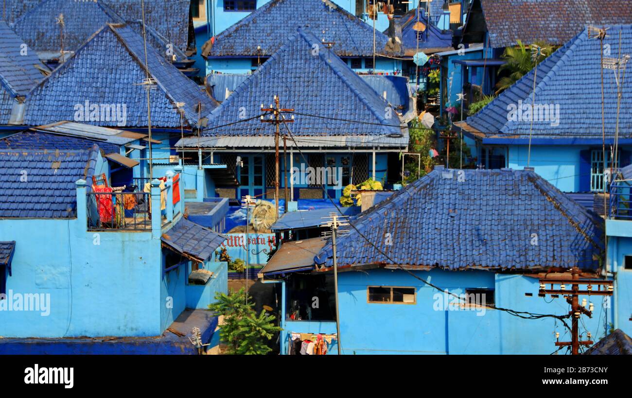 Village sur une rive peinte en bleu, à Malang Indonésie 15 novembre 2019 Banque D'Images