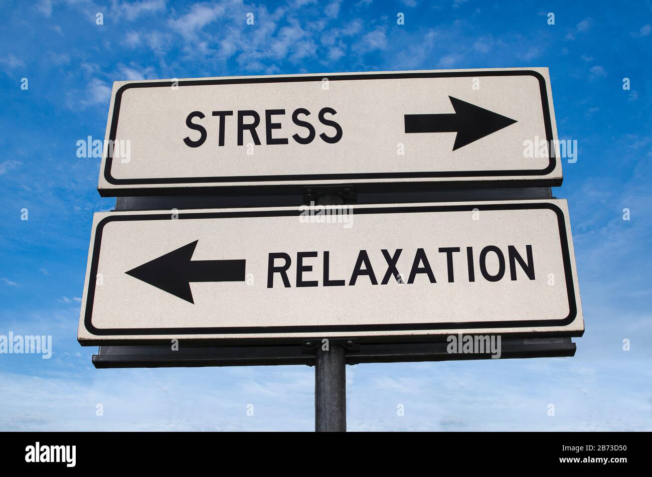 Stress vs relaxation. Deux panneaux de signalisation blancs avec flèche sur mât métallique avec mot. Route directionnelle. Panneau de route Crossroads, deux flèches. Banque D'Images