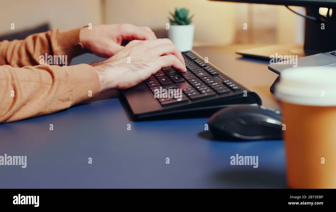 Effectuez un zoom avant sur la saisie de texte de développeur de jeux créatifs sur le clavier. Banque D'Images