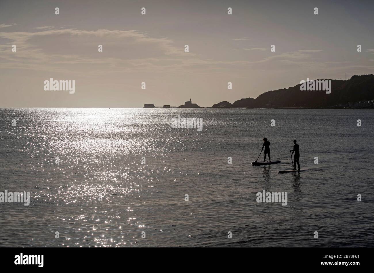 Météo britannique, Mumbles, Swansea, Pays de Galles, Royaume-Uni, 13 mars 2020 : le soleil scintille sur la mer à marée haute dans le petit village de Mumbles près de Swansea ce matin lors d'une pause bienvenue dans le temps humide et venteux. Crédit: Phil Rees/Alay Live News Banque D'Images