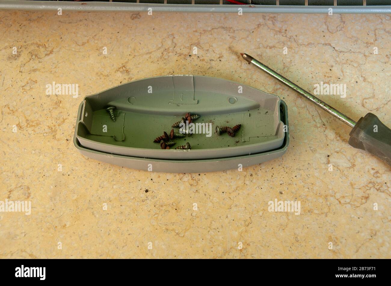 Démontage (En Fait, essayer de réparer sans succès) d'un chauffage électrique Banque D'Images