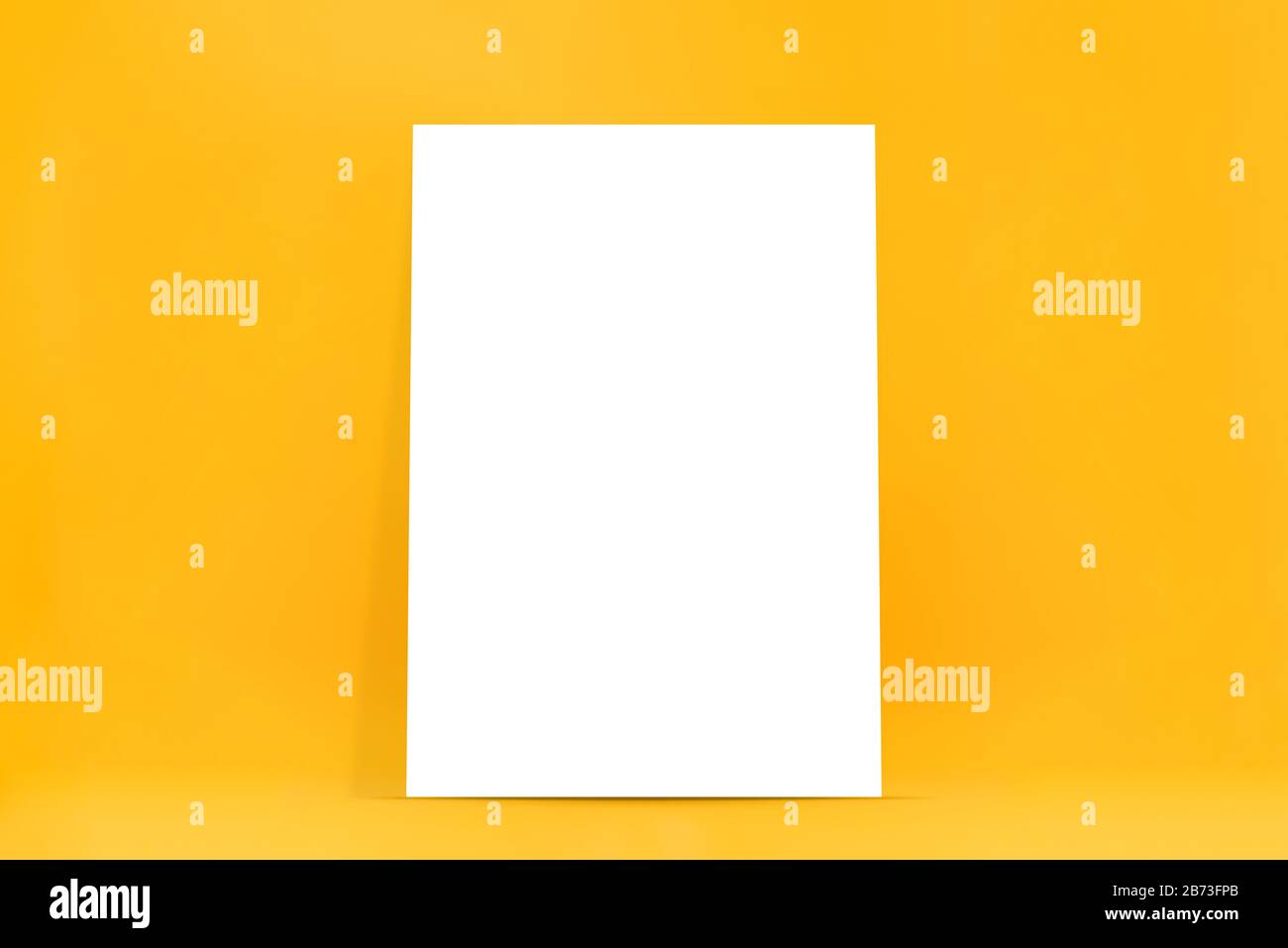 Proportion de papier A4 blanc vide sur fond jaune Banque D'Images