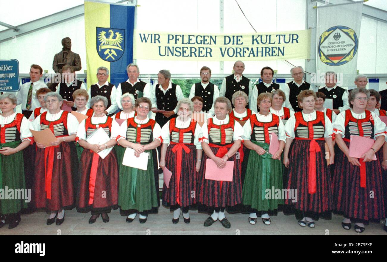 01 janvier 1993, Pologne, Schlesien: Les soi-disant Allemands étrangers portent des costumes silésiens lors de leur festival de la maison de Haute-Silésie en 1993 à Lubowitz, lieu de naissance d'Eichendorff. Date exacte d'admission inconnue. Photo : Paul Glaser/dpa-Zentralbild/ZB Banque D'Images