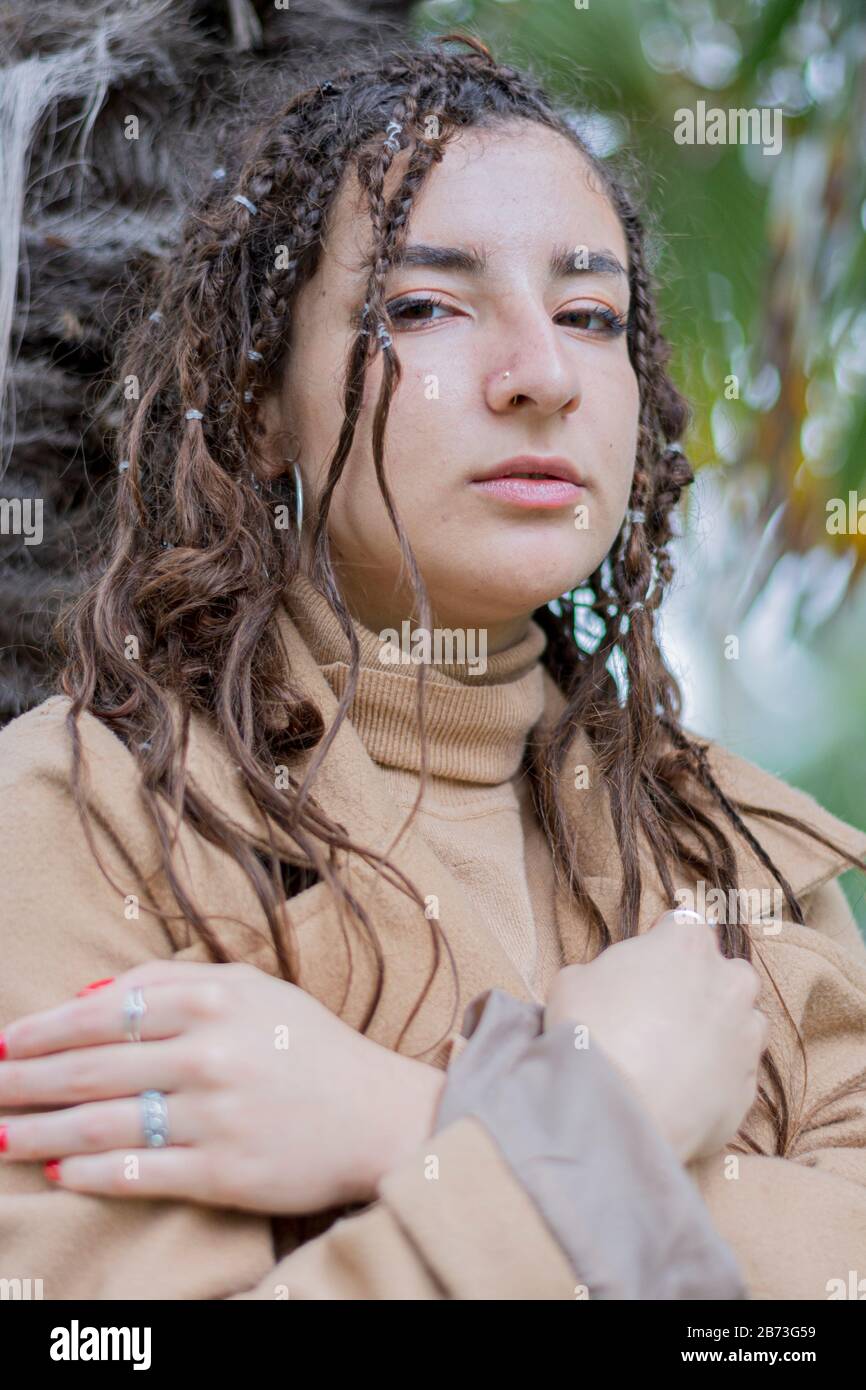 Portrait fille dans jardin tropical look vert Banque D'Images