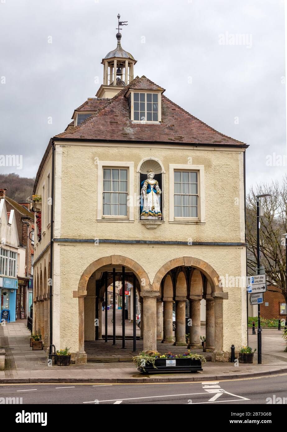 La Maison du marché du XVIIIe siècle avec statue de la reine Anne à Durrley, Gloucestershire, Angleterre, Royaume-Uni Banque D'Images