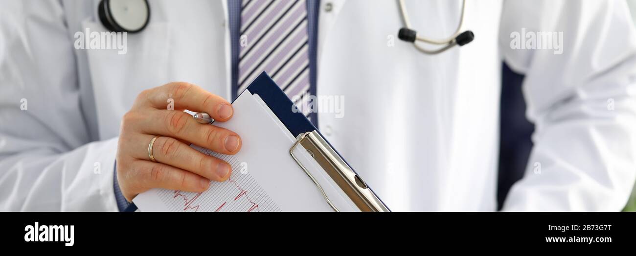 Tampon pour document de prise de main pour médecin mâle Banque D'Images