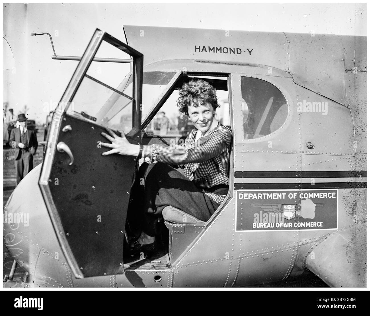 Amelia Earhart (1897-vers le 2 juillet 1937), pionnière de l'aviation américaine, dans un avion, portrait du 20° siècle photo de Harris & Ewing, 1936 Banque D'Images