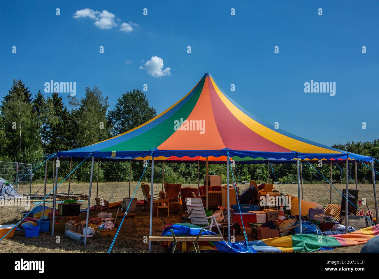 Tente de cirque colorée sur la prairie en été Banque D'Images