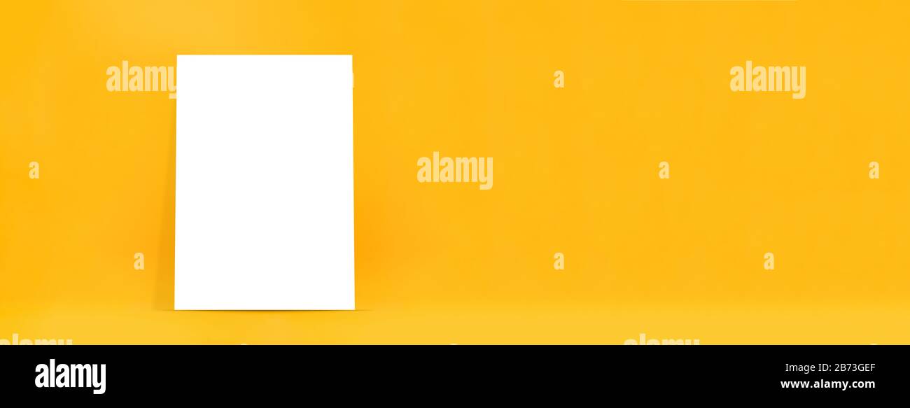 Proportion de papier A4 blanc vide sur fond jaune Banque D'Images