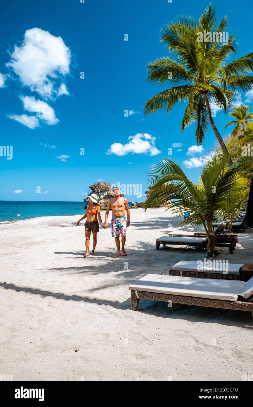Île des Caraïbes de Sainte-Lucie, couple hommes et femmes en vacances à l'île tropicale de Sainte-Lucie, plage d'Anse Chastanet Banque D'Images