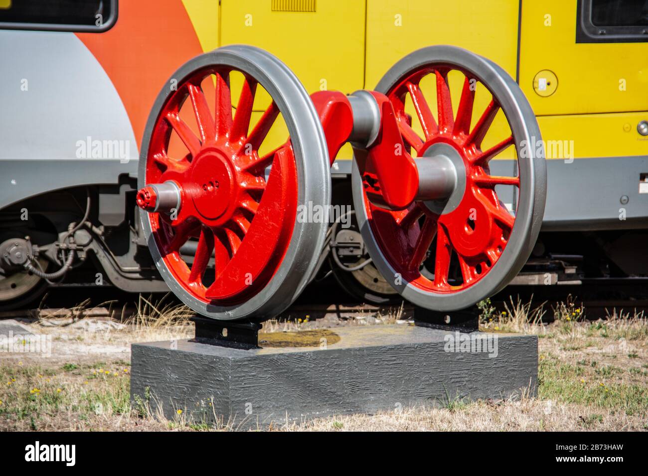 Les roues de la locomotive rouge avec l'essieu Banque D'Images