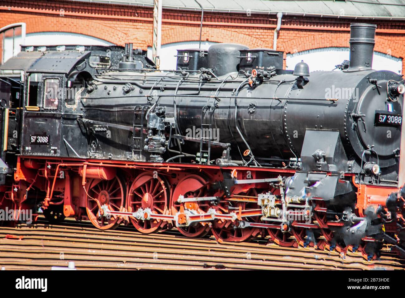 Hangar de locomotive avec locomotives électriques et diesel Banque D'Images