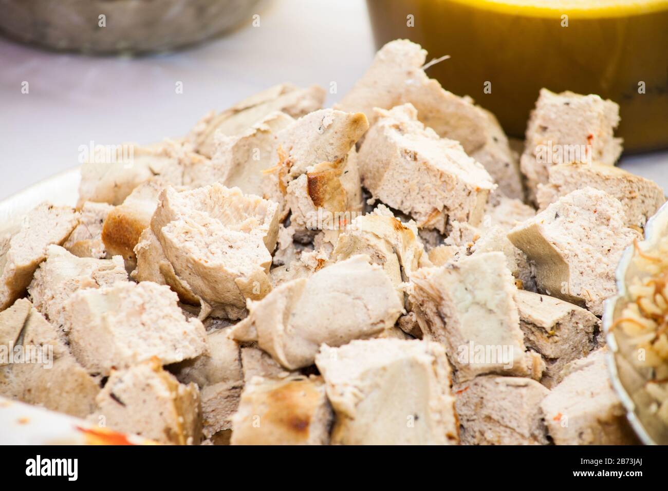 Pudding Egusi d'origine camerounaise. Fait de graines de melon. Délicatesse africaine. Peut être fait avec de la viande ou du poisson et servi avec un complément à base de manioc Banque D'Images