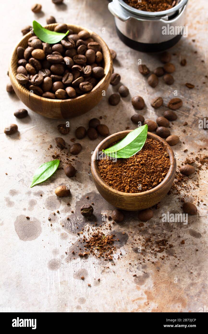 Ingrédients pour une machine à café. Grains de café et poudre mouillée sur  un comptoir en pierre. Espace de copie Photo Stock - Alamy