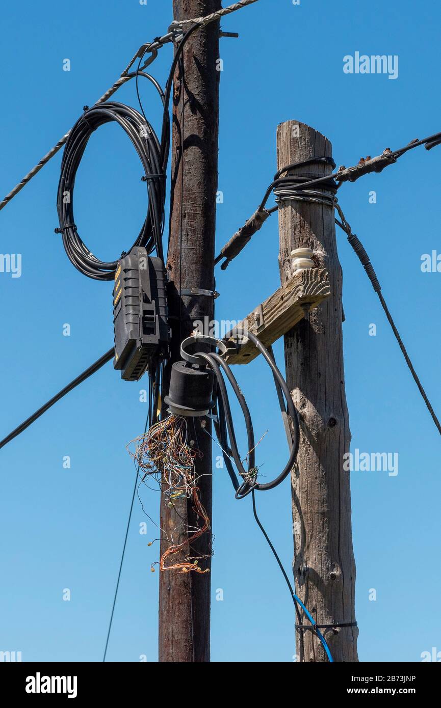 Le Cap Occidental, Afrique Du Sud. Déc 2019. Fils, câblage et boîtier de raccordement sur un poteau de télégraphe. Banque D'Images