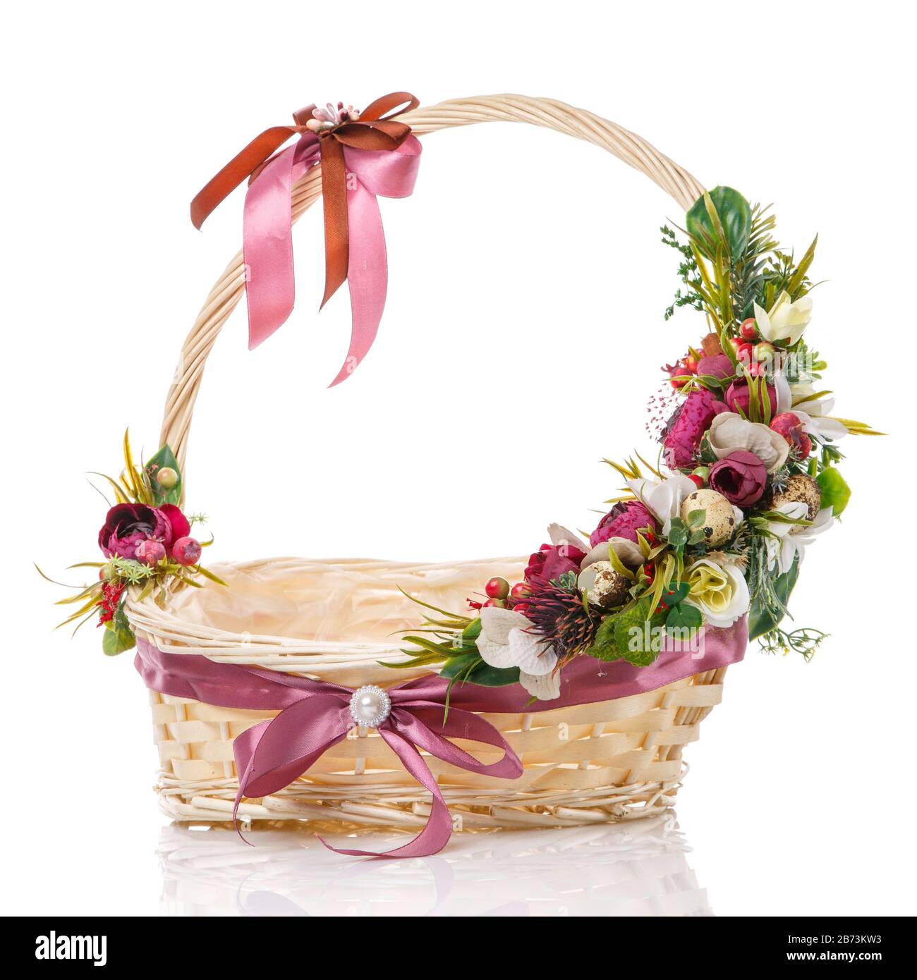 Décor fleuri sur la poignée d'un panier en osier. Décoration avec fleurs  roses et blanches, verts, œufs de caille et noeuds en ruban sur fond blanc  Photo Stock - Alamy
