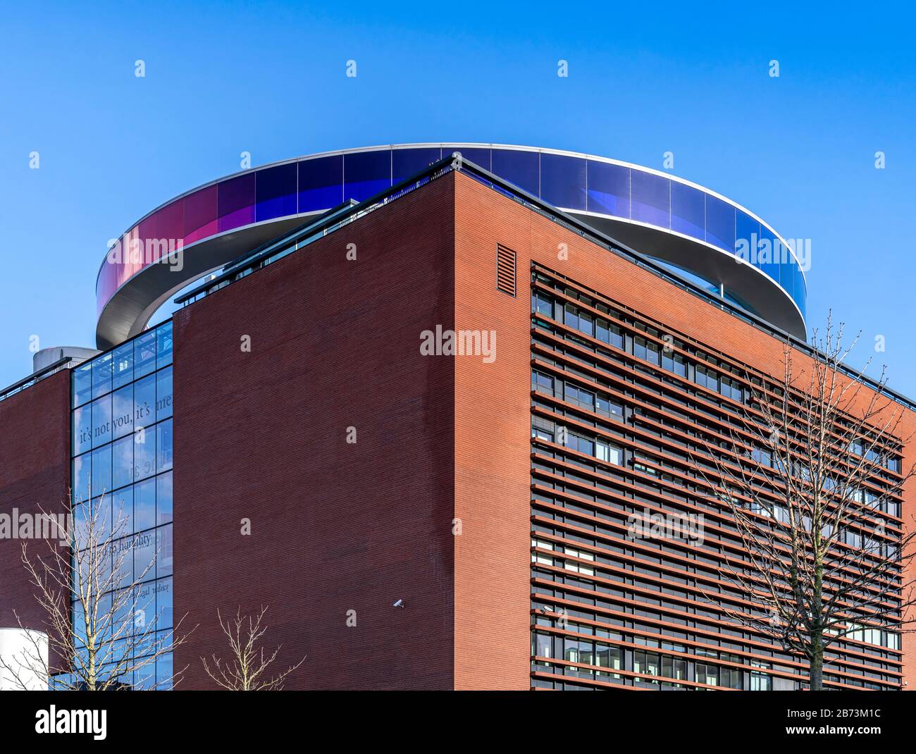La passerelle circulaire stupides au-dessus de la galerie ARoS. Appelé Rainbow Panorama Par Olafur Eliasson. Aarhus au Danemark Banque D'Images