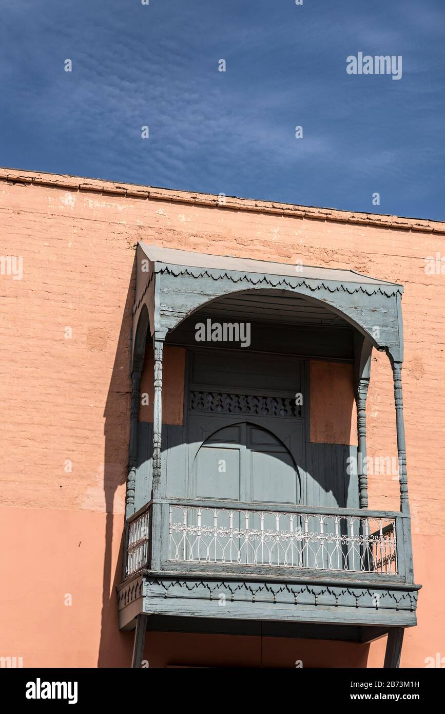 Fenêtre et balcon dans la médina de Marrakech, Maroc Banque D'Images