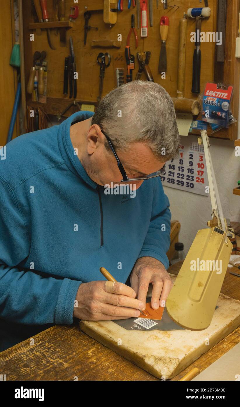 Gravure de cuir dans le Zoco Municipal de Cordoba, également appelé El Zoco et le Mercado de la Artesania, ou la marque Artisan Banque D'Images
