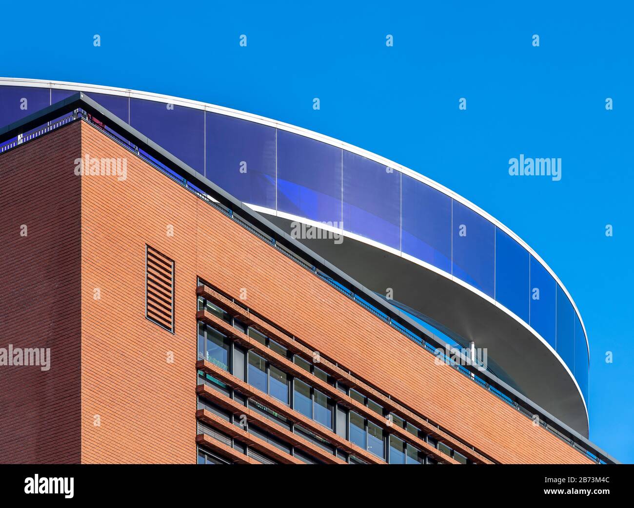 La passerelle circulaire stupides au-dessus de la galerie ARoS. Appelé Rainbow Panorama Par Olafur Eliasson. Aarhus au Danemark Banque D'Images