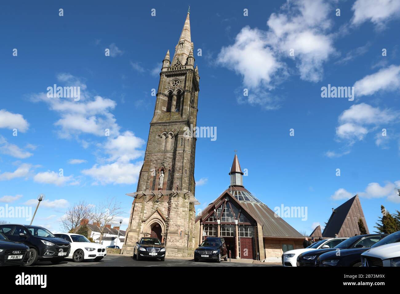 L'église St Colmcille, Hollywood, Co. Devant les funérailles du promoteur de boxe et de la bookmaker Barney Eastwood. Banque D'Images