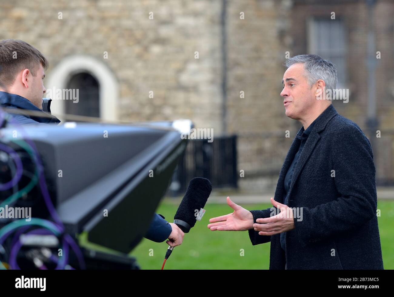 Jonathan Bartley (co-dirigeant, Parti Vert) sur College Green, Westminster, pour discuter du premier budget de Rishi Sunak, le 11 mars 2020 Banque D'Images