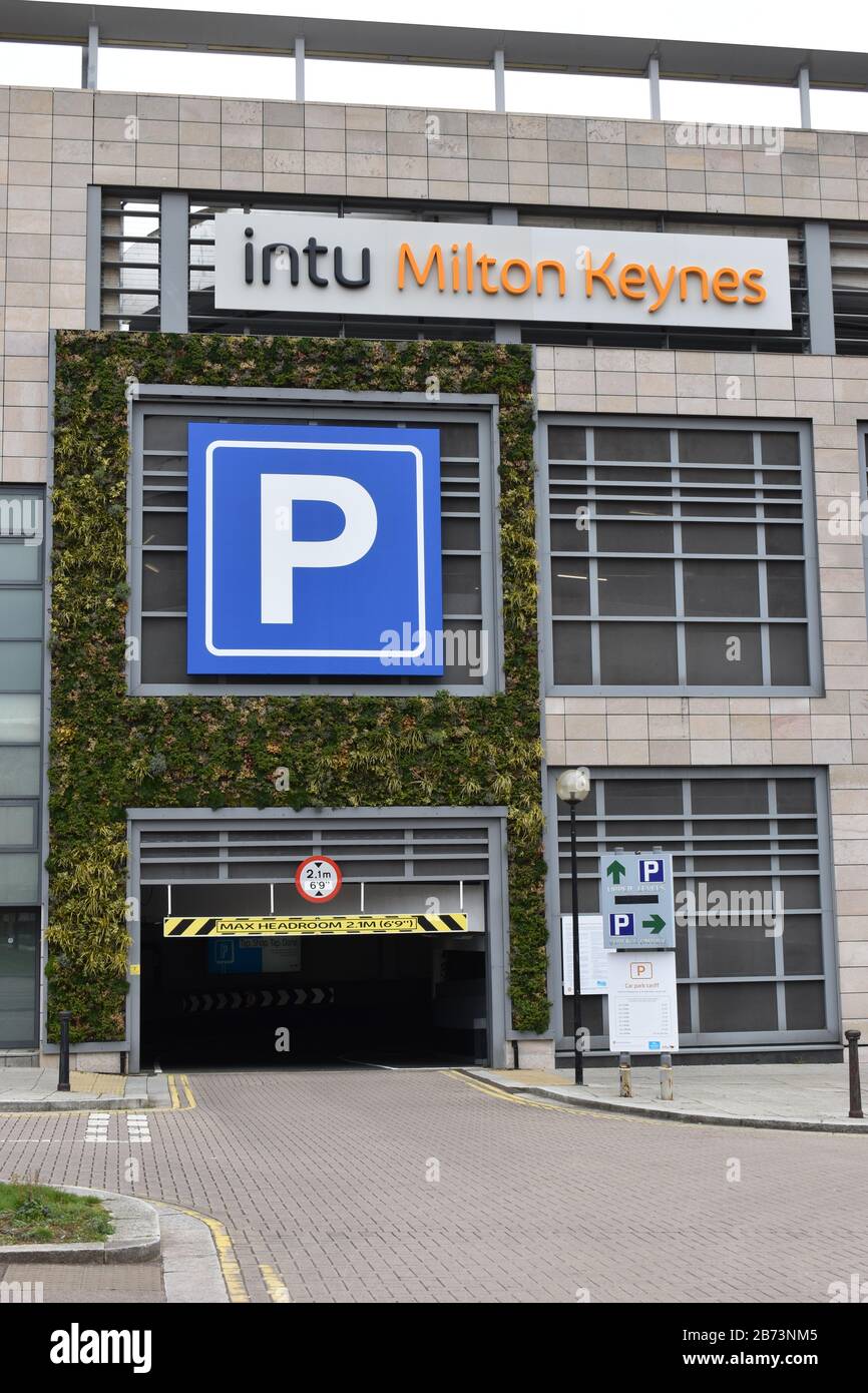 Centre commercial INTU à Milton Keynes. L'INTU est actuellement (mars 2020) sous la menace d'une fermeture. Banque D'Images