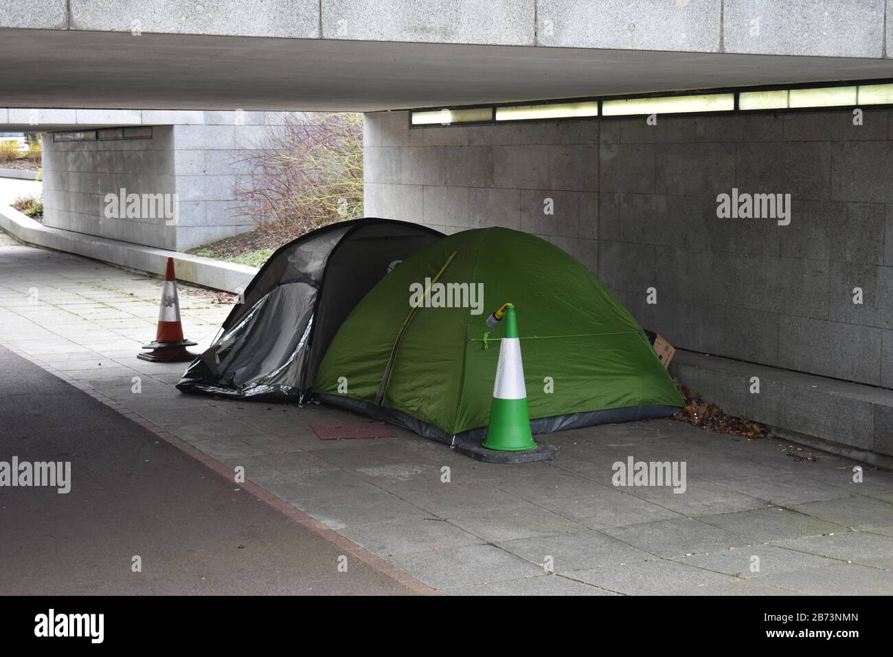 Les sans-abri dorment dans des tentes dans les passages souterrains du centre de Milton Keynes. Banque D'Images