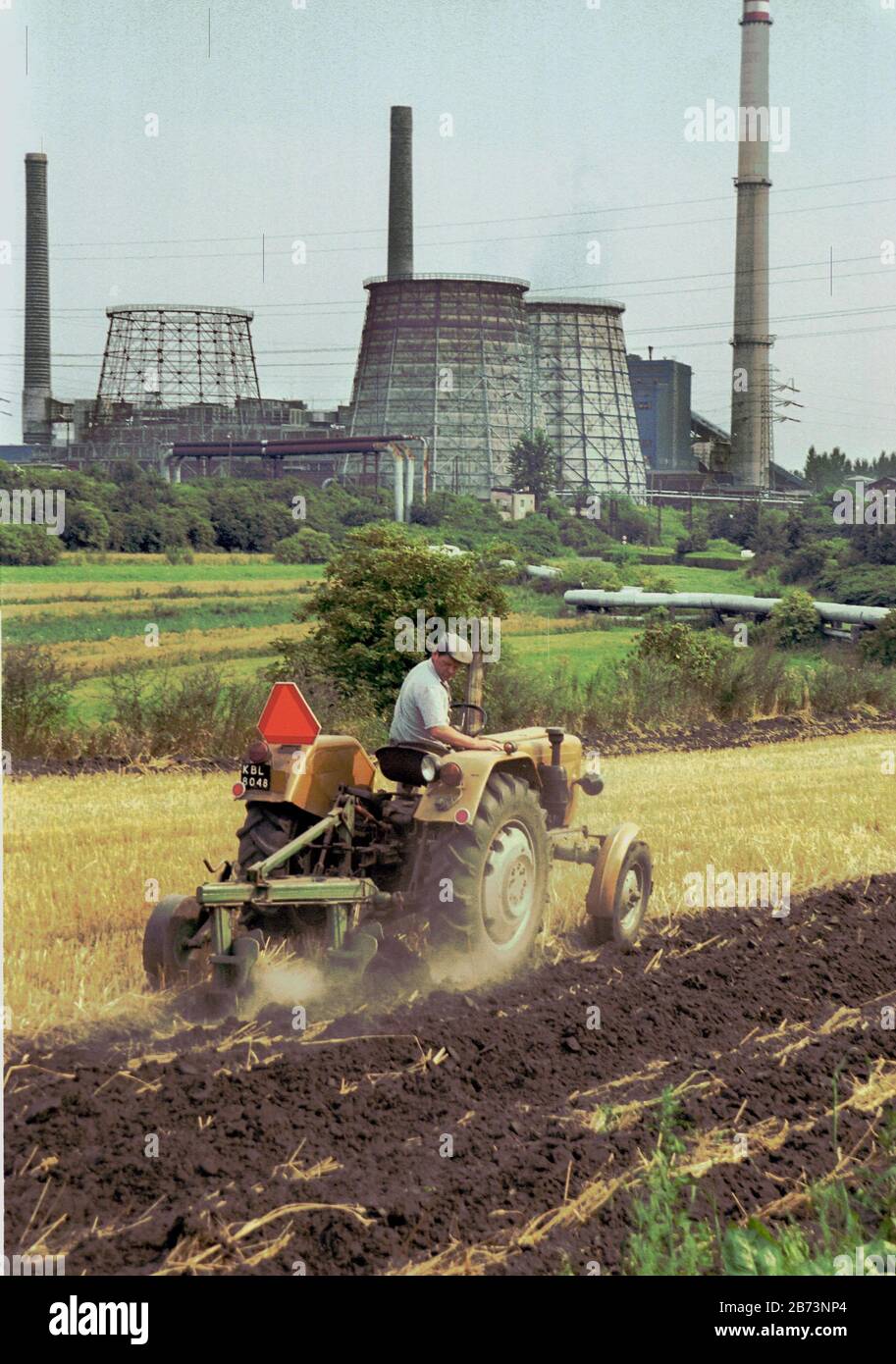 13 mars 2020, Pologne, Chorzow: Pologne-Silesia / Industrie / Haute Silésie / juillet 1999 ancienne centrale à charbon de Chorzow (Koenigshuette) en Haute Silésie, petits exploitants de charrues. // Agriculture / Energie / Agriculture / Travail Sur Le Terrain / Agriculteurs Photo: Paul Glaser/Dpa-Zentralbild/Zb Banque D'Images