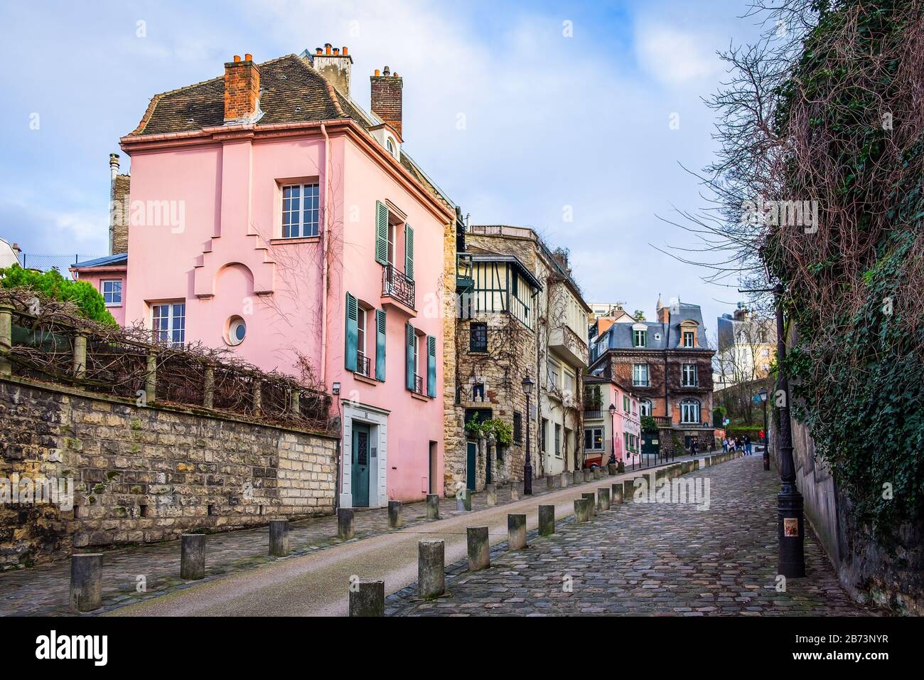 Paris, France, février 2020, vue de la rue de l'Abreuvoir au coeur de Montmartre Banque D'Images