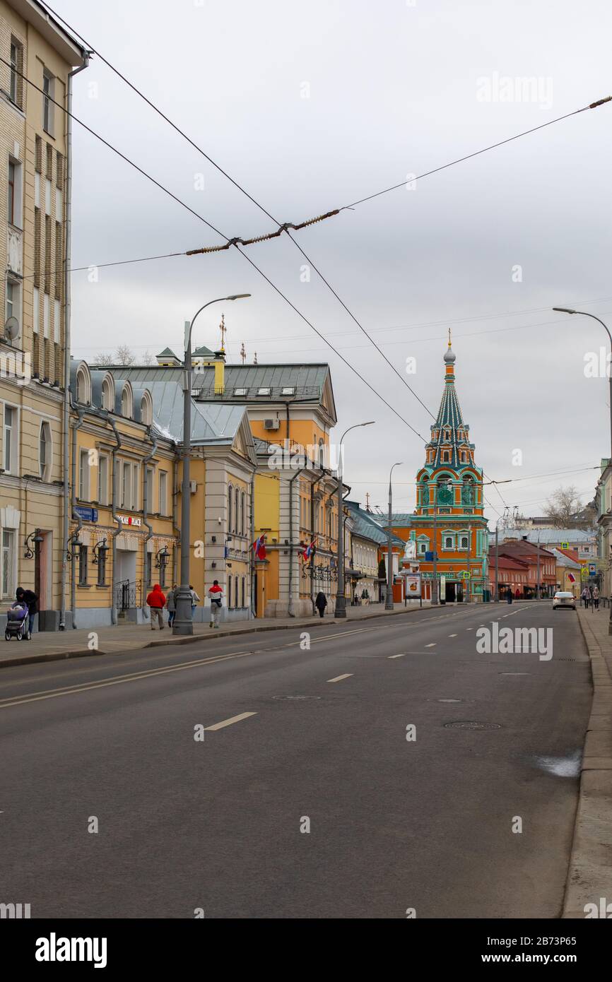 Moscou, Russie - 7 janvier 2020 : rue Polyanka à Moscou, maisons anciennes et église Saint-Grégoire de Neocaesarea. Vieille rue dans la capitale. Rouge C Banque D'Images