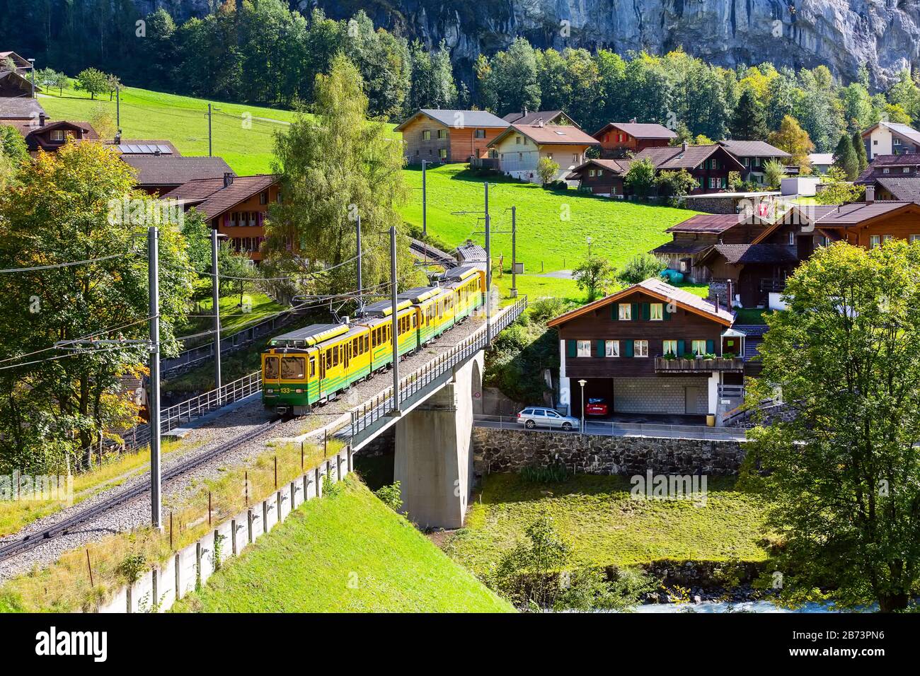 Lauterbrunnen, Suisse - 10 octobre 2019: Maisons en bois alpin et train Wengernalpbahn, Alpes suisses, région de Jungfrau Banque D'Images