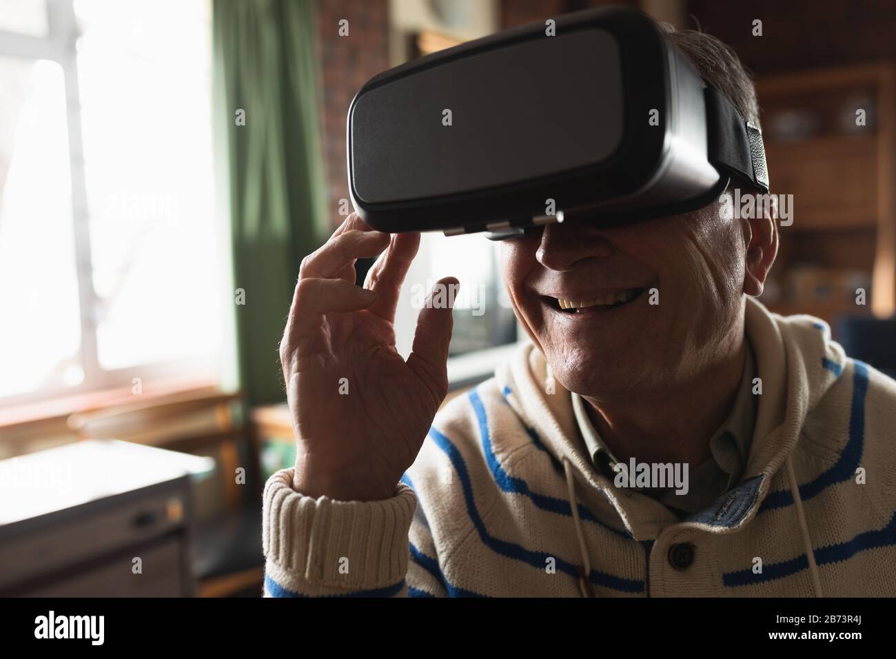 Senior casque de réalité virtuelle à la maison Banque D'Images