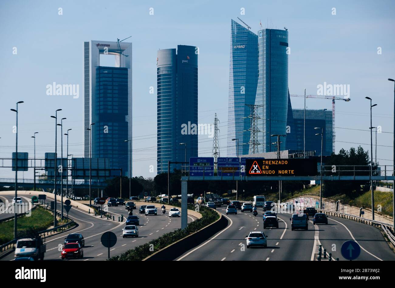 Madrid, Espagne - 13 mars 2020 : circulation routière importante sur l'A1 à Las Tablas en direction du quartier des affaires Cuatro Torres Banque D'Images