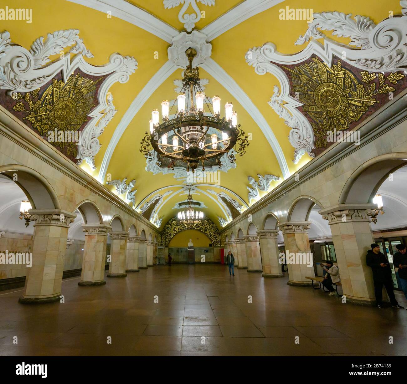 Salle voûtée ornée de chandeliers, station de métro Komsomolskaya, métro ou métro de Moscou, Fédération de Russie Banque D'Images