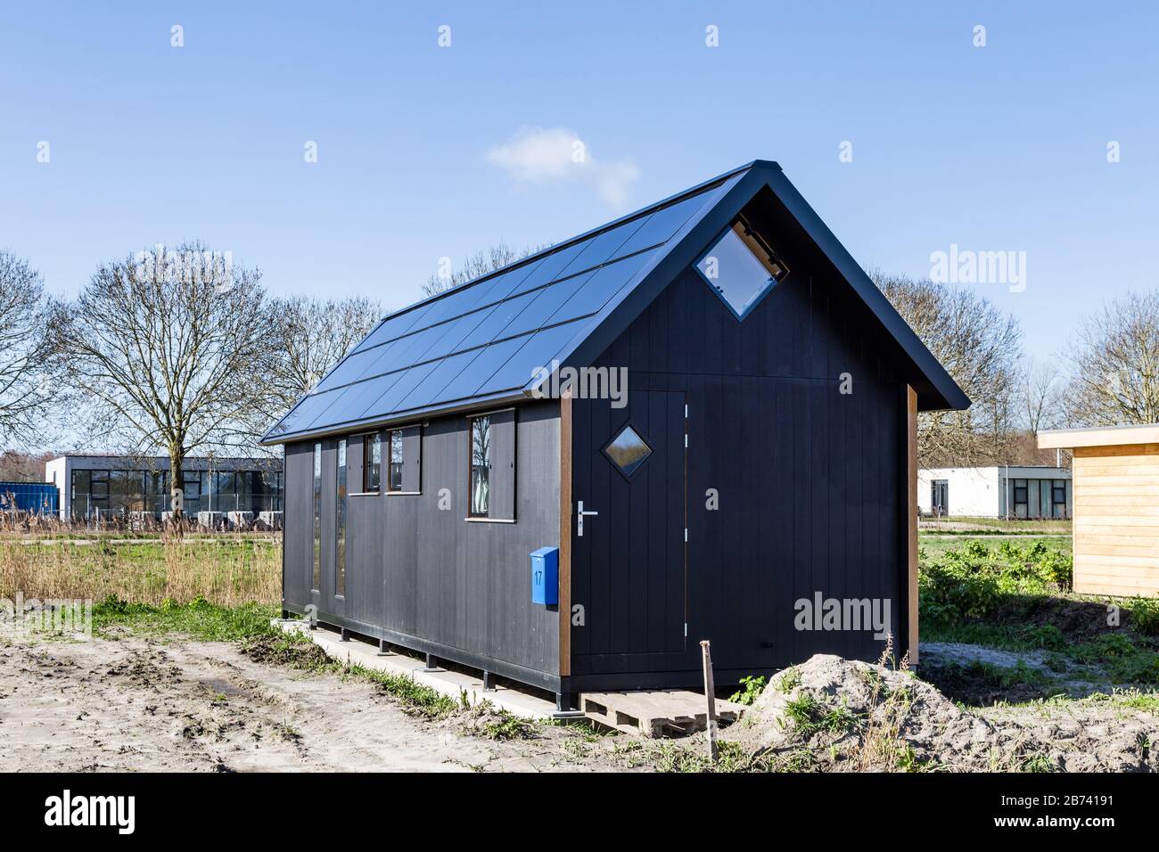Almere, Pays-Bas, 12 mars 2020: Maison minuscule écologique en bois dans une nouvelle usine expérimentale déstricte d'Oosterwold à Almere. Banque D'Images