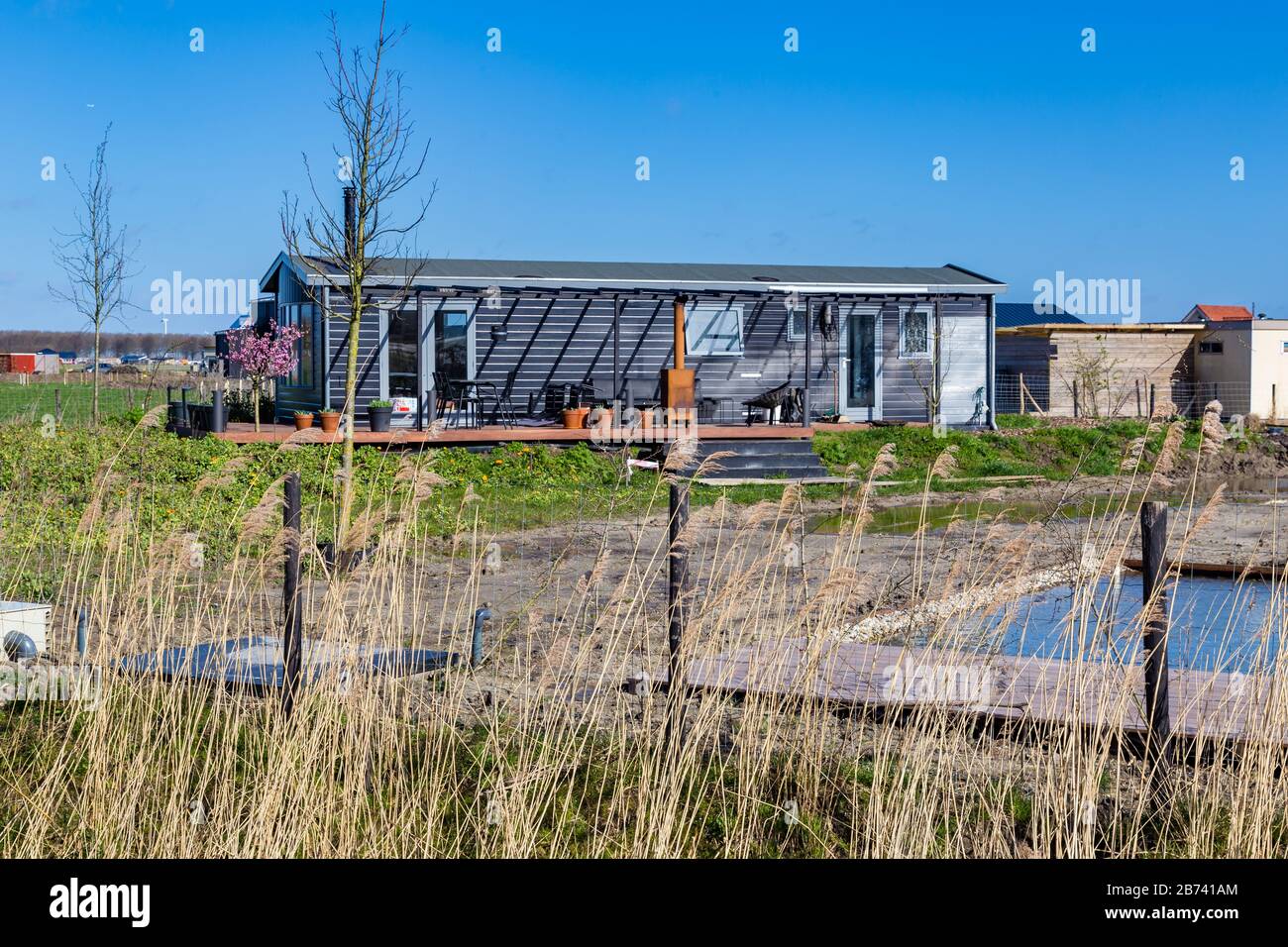 Almere, Pays-Bas, 12 mars 2020: Maison minuscule écologique en bois dans une nouvelle usine expérimentale déstricte d'Oosterwold à Almere. Banque D'Images