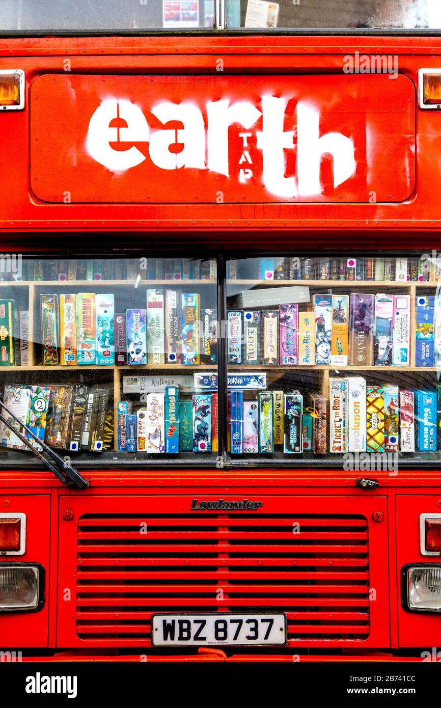 Gâteaux et échelles Jeux de conseil d'administration bus à double étage café à Wood Green, Londres, Royaume-Uni Banque D'Images