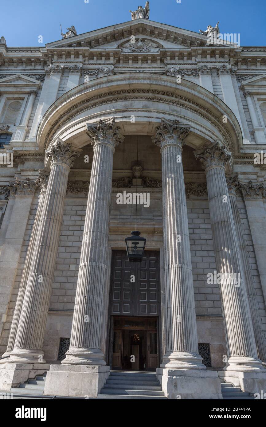 Cathédrale Saint-Paul : porte, lanterne externe et colonnes, Londres. Banque D'Images