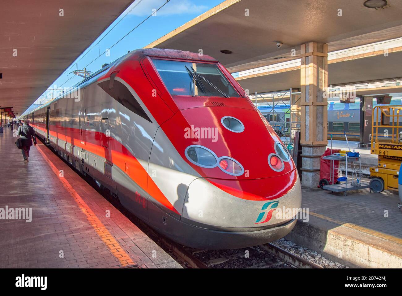 FLORENCE ITALIE TRENITALIA TRAIN AVANT D'UN TRAIN ROUGE À GRANDE VITESSE FRECCIAROSSA 09-B. Banque D'Images