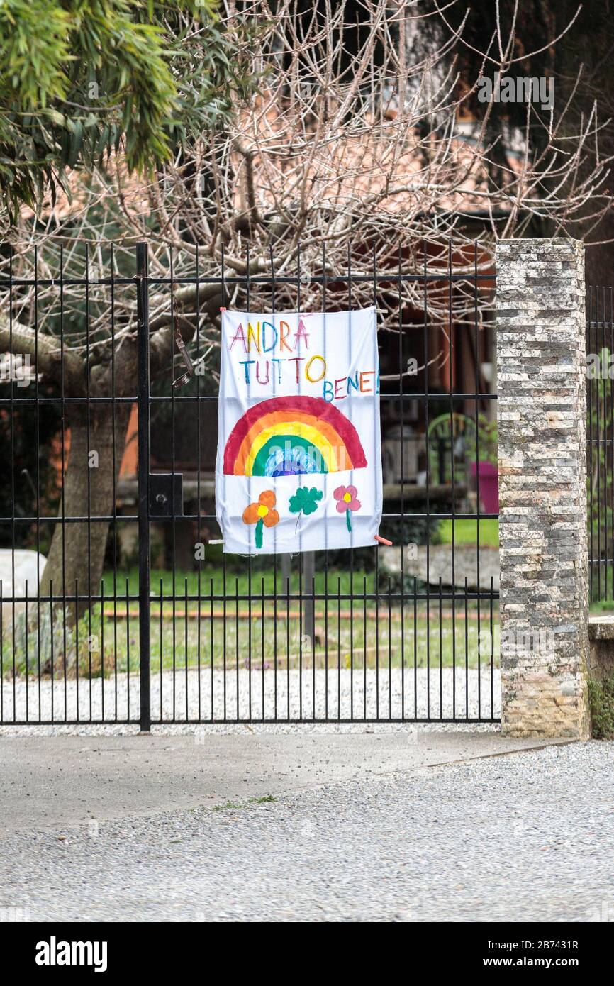 Éclosion du virus Covid-19 ou Corona à Bergame. Les enfants font des œuvres d'art pour soutenir la lutte contre le virus. Restez à la maison, tout va bien Banque D'Images