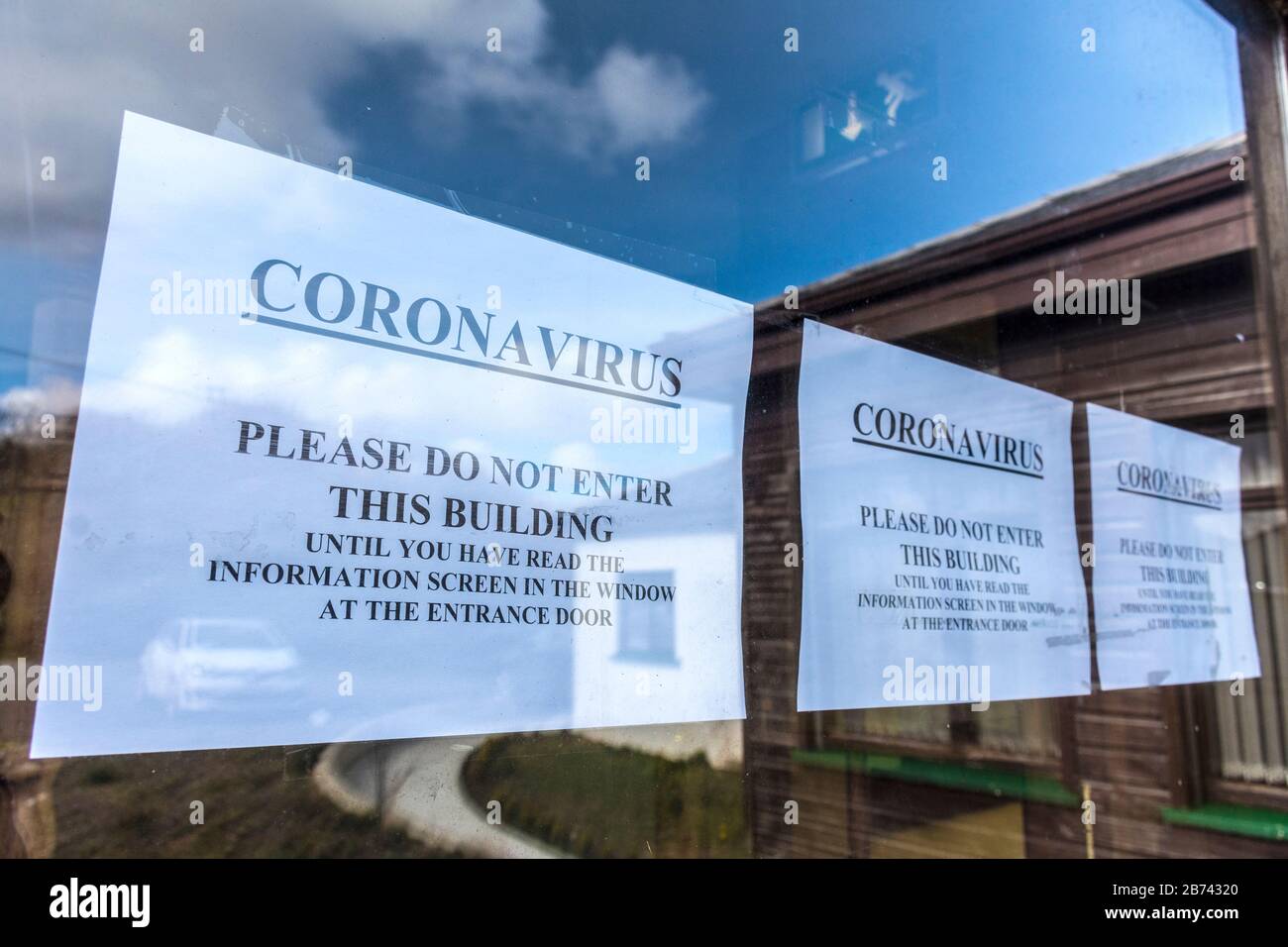Ardara, Comté de Donegal, Irlande. 13 mars 2020. Conseil de ne pas entrer dans le centre médical d'Ardara avant de lire l'avis de confinement concernant le coronavirus Covid-19, car les infections augmentent dans toute la République. Banque D'Images
